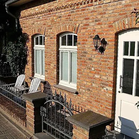 Zur Alten Schmiede 3* Штрален
