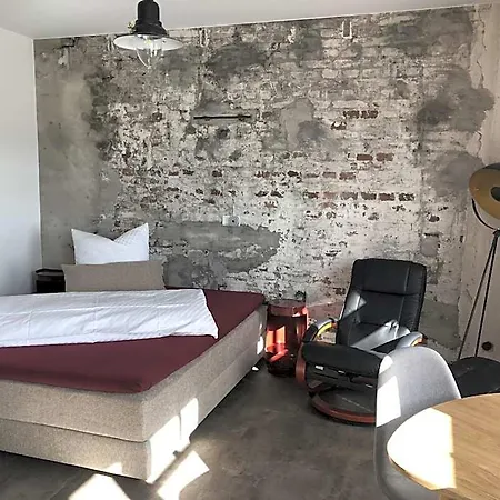 Zur Alten Schmiede 3* Штрален